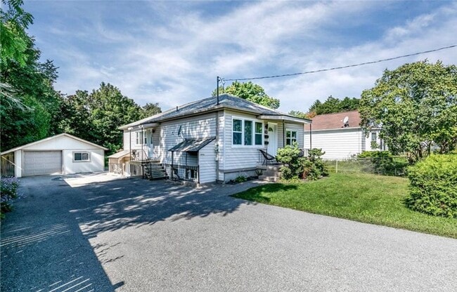 Photo - Main level-74 Peel St Barrie Ontario L4M 3L4