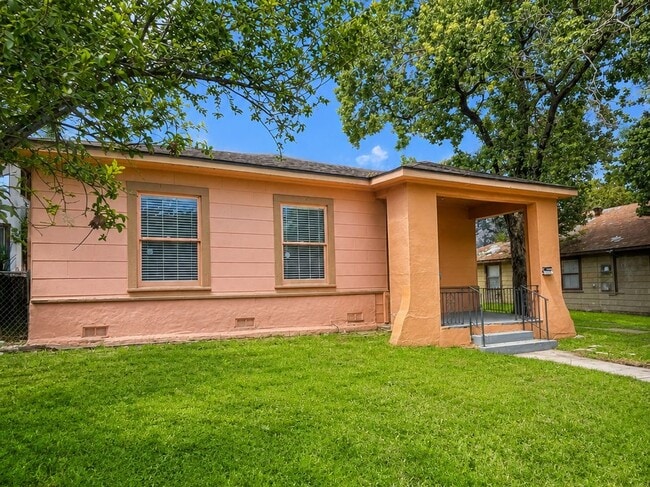 1023 W French Pl