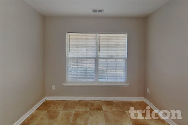 Photo - 910 Statler Dr
