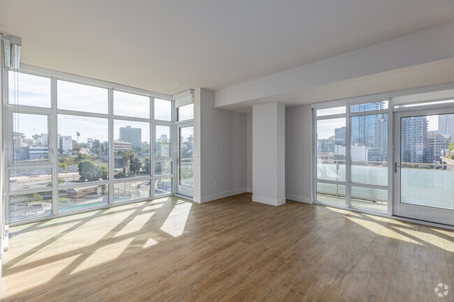 1BR, 1BA - 827SF - Living Room - Eighteen Ten State St