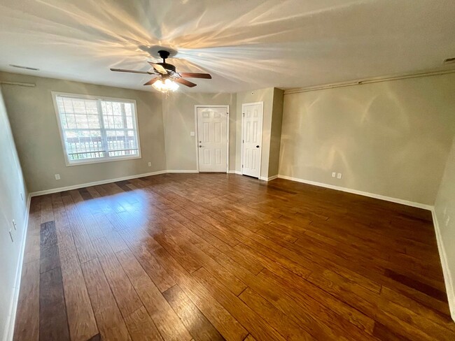 2nd Floor Apartment off Huntsville Brownsf... - 2nd Floor Apartment off Huntsville Brownsf...