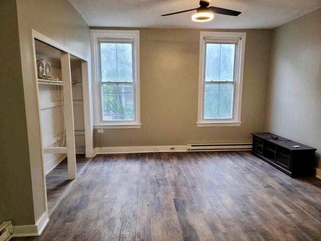 Studio with natural light - 1617 N 18th St