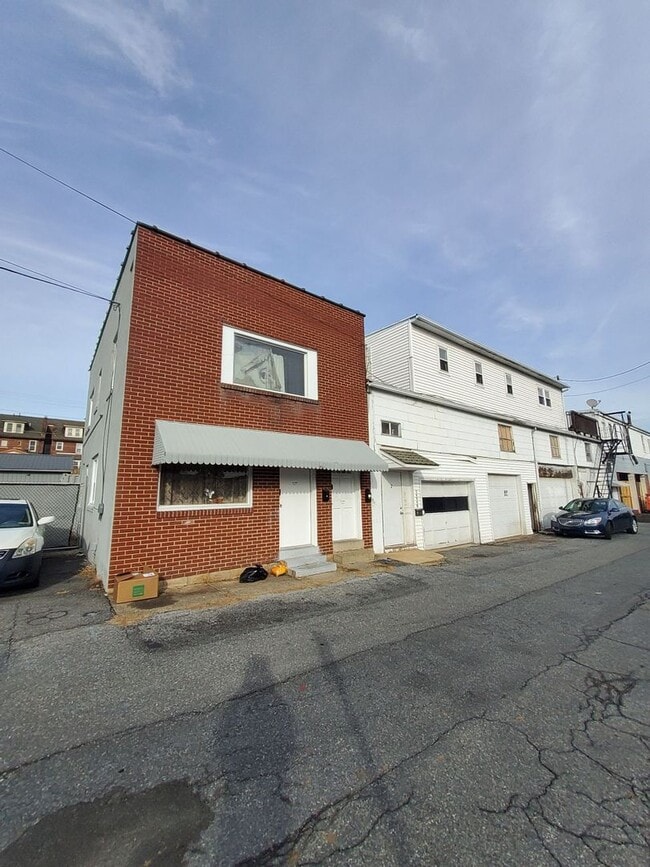 Building Photo - 1611 Spruce St Unit 2 - 1611