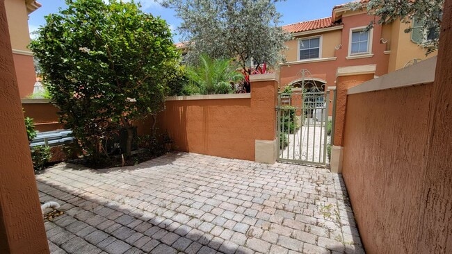 Photo - 5010 S Harbor Isles Dr