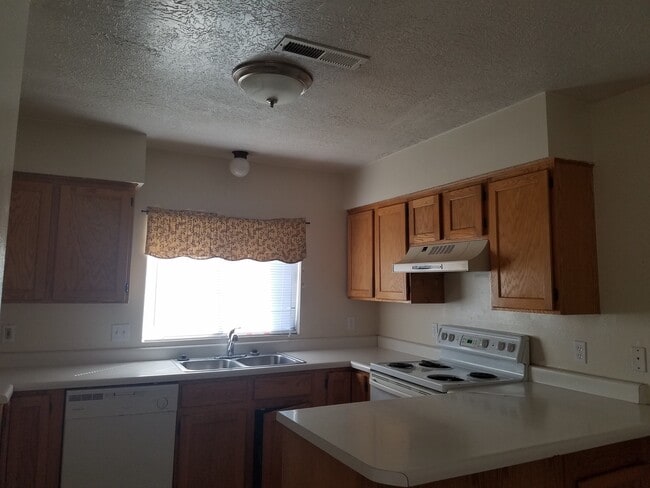 Photo - 3 Bed/2 Bath End Unit