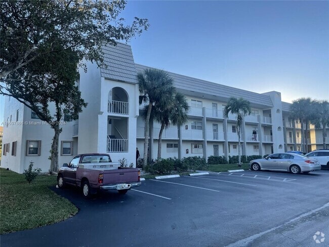 Building Photo - 8510 Sunrise Lakes Blvd Rental