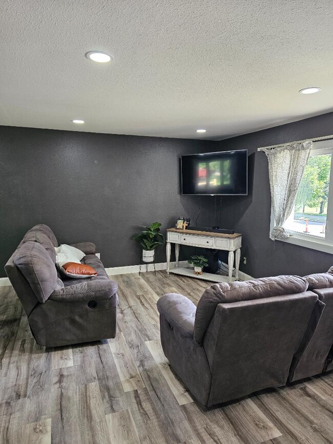 Photo - 904 W Divide Ave