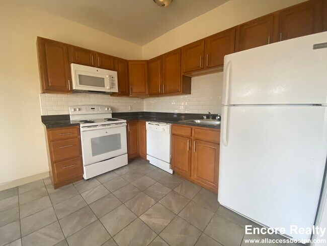 Building Photo - 1131 Commonwealth Ave Unit 5