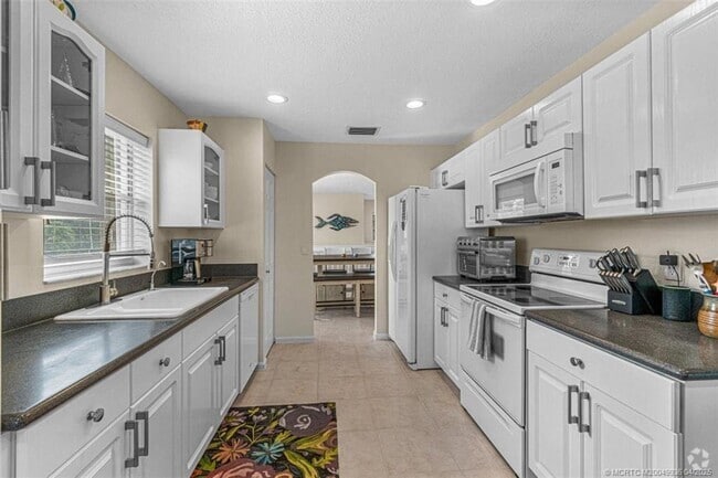 Building Photo - 8050 Aberdeen Dr Unit 202 Rental