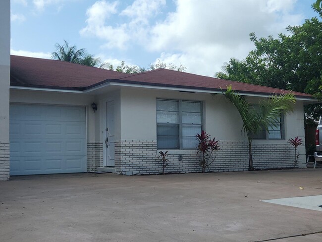 Building Photo - 2238 Spanish Trl Unit 1 Rental