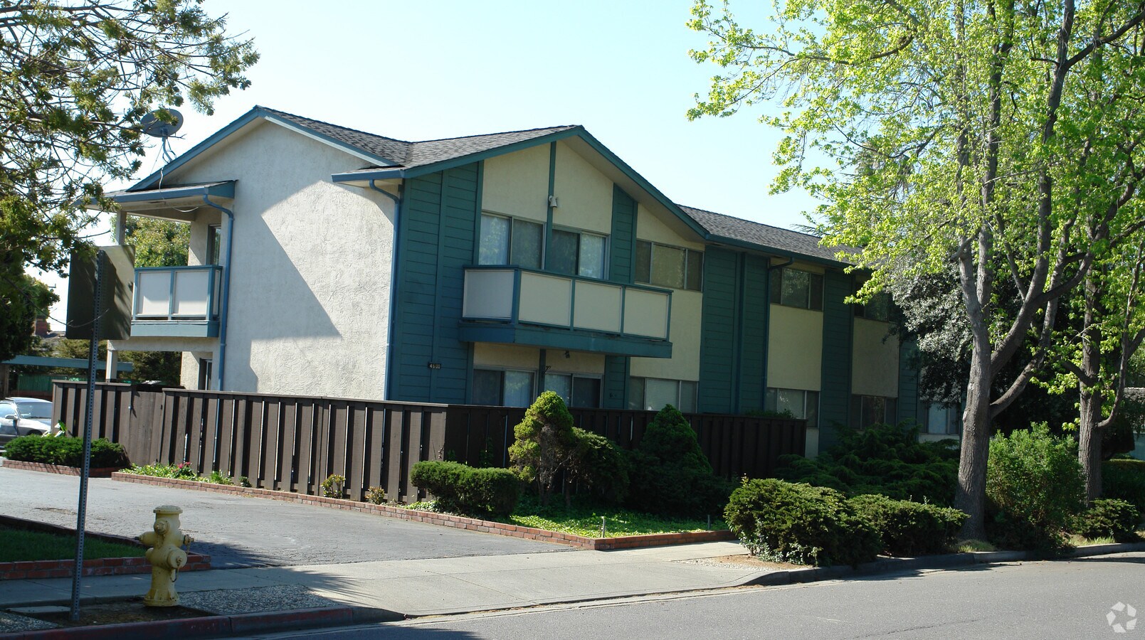 Oakwood Court - Oakwood Court Apartments