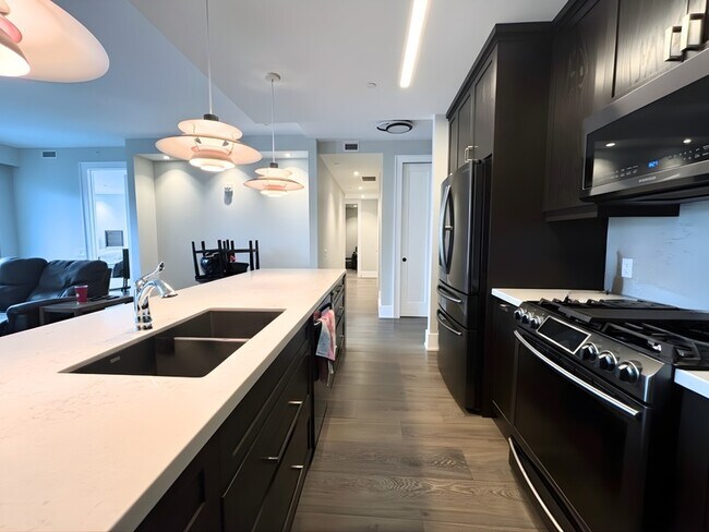 Photo - 181 James St N Unit PH4