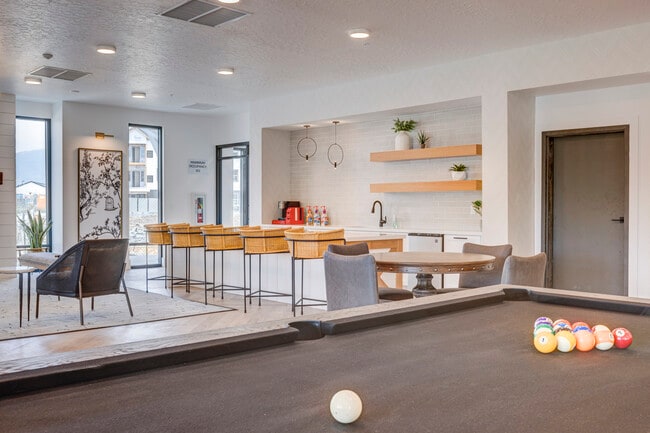 Mesa de billar - Aria Townhomes & Apartments