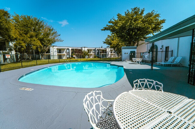 Sparkling Pool - Centurion Pearl