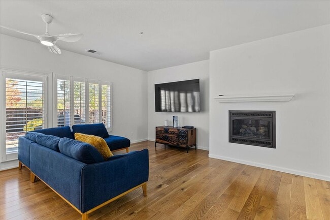 Photo - 302 Laurel Ct