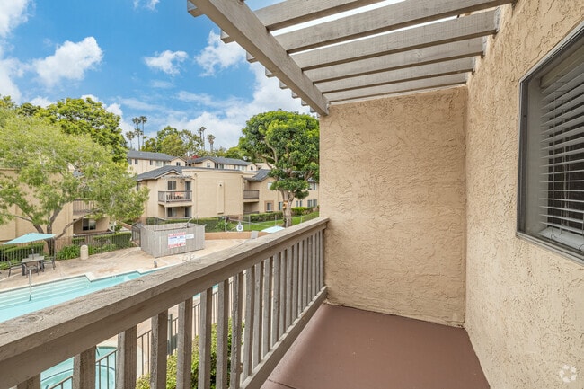 2BR, 1.5BA - 970SF - Balcony