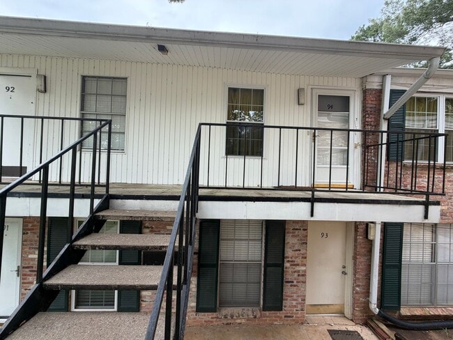 Building Photo - Fairfield Oaks 1 Bedroom Condo in South Highland - Water Included