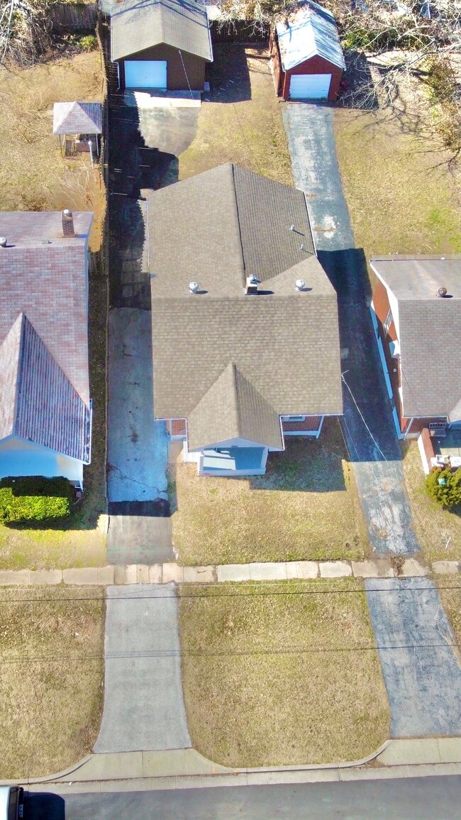 Long, private driveway for off-street parking - 3609 Eminence Blvd