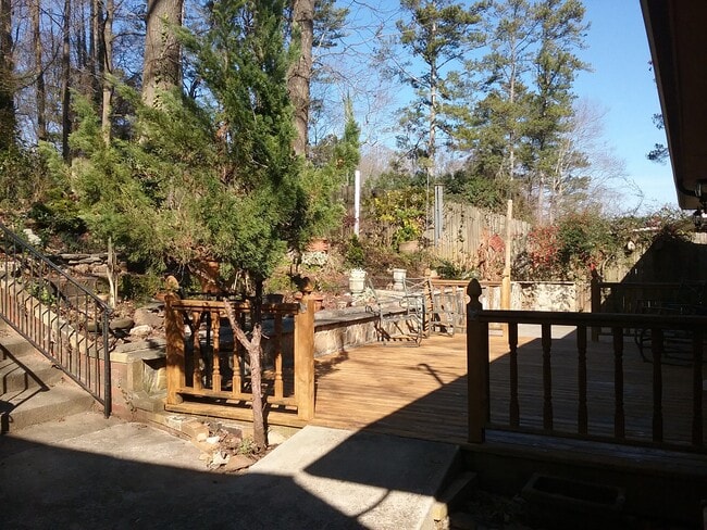 Large rock ledge can serve as additional seating - 701 Rosalyn Dr