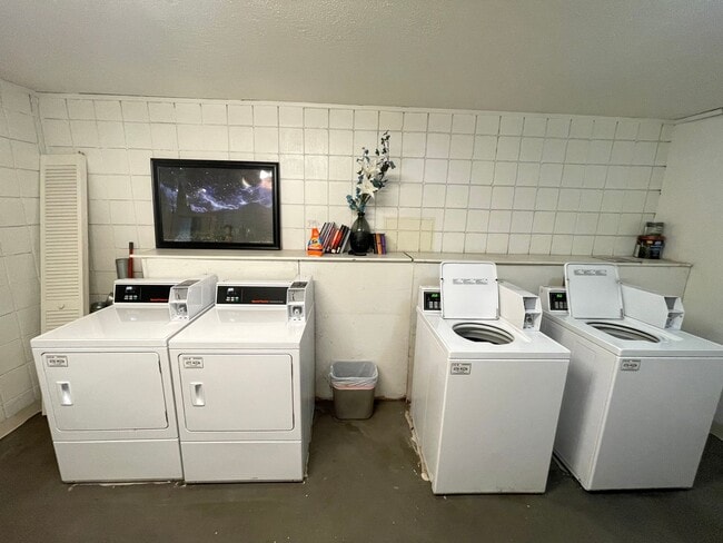 Building Photo - 509 S Bryan Ave Unit 17