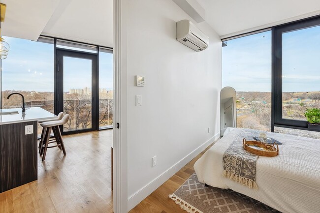 Photo - 1890 Pelham Pky