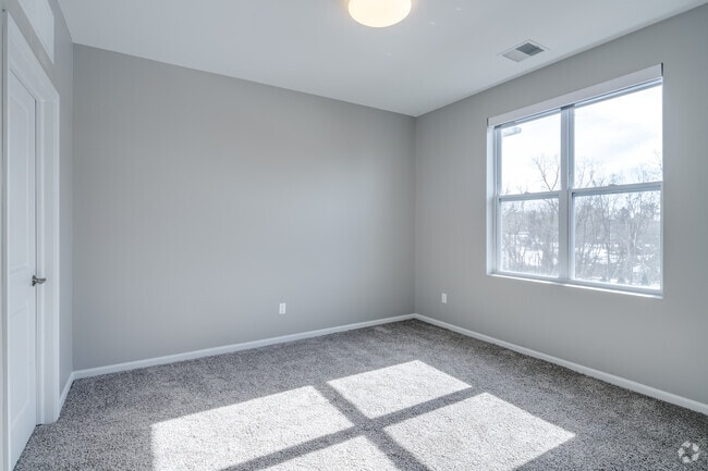 2BR, 2BA - 1,100SF