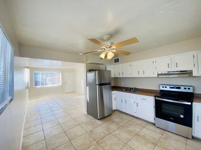 Corner Single Level 2 Bedroom Newly Renova... - Corner Single Level 2 Bedroom Newly Renova... House