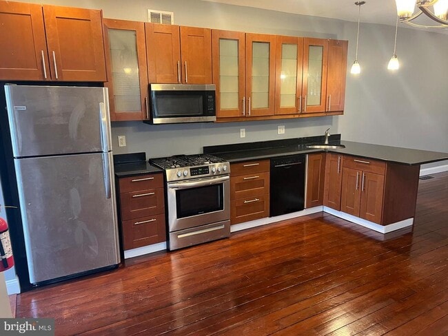 Building Photo - 102 3rd Ave