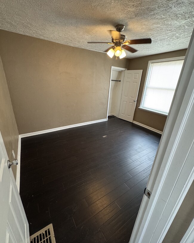 Photo - 1635 Methyl St