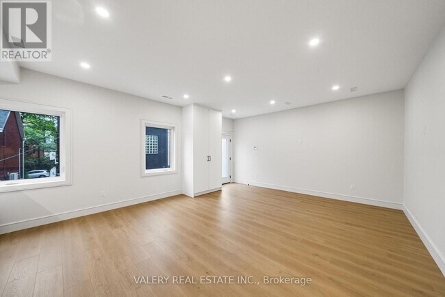 Photo - 131 Dovercourt Rd