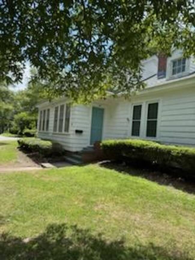 Building Photo - 4 bedroom, 2 bath house for rent