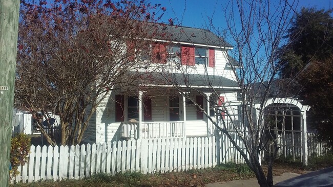 Building Photo - Charming 2 Bedroom with bonus room home in Historic Downtown Morehead City Walking District! Walk...