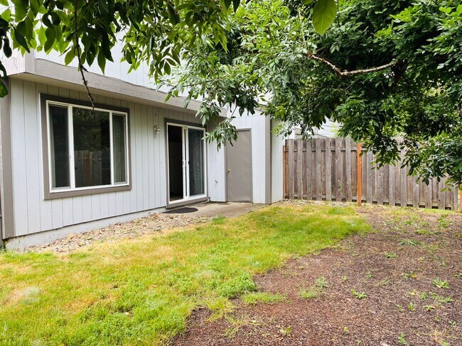 Photo - 933-937 NW Sequoia Ave