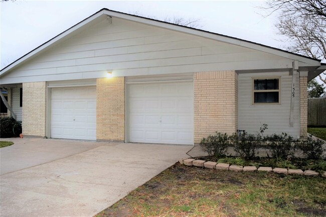 Building Photo - 1505 Silverpines Rd Rental