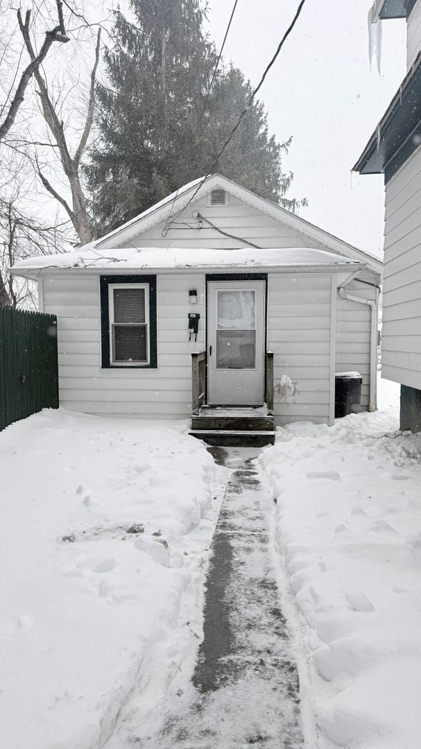 Building Photo - 1 bedroom ranch style home ready now!