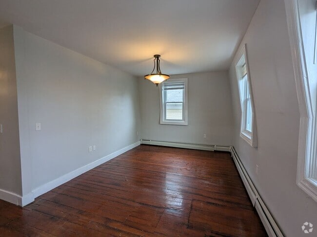 Building Photo - 29 Brighton St Rental
