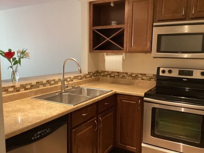 Building Photo - Comfort, Convenience & Charm in the Heart ... Rental