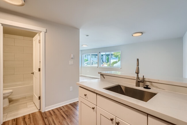 Spacious Apartment on Alki Beach!