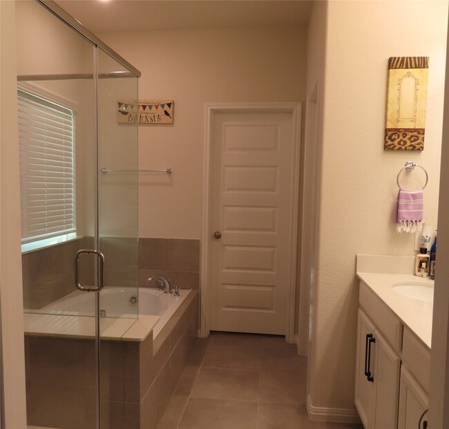 Building Photo - 10818 Sugar Pne Ln