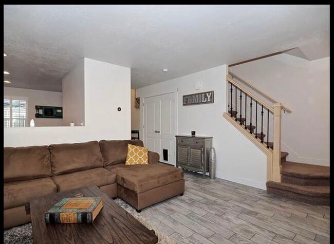 Photo - 181 W Carrick Dr