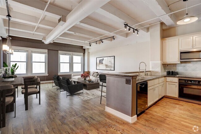 Building Photo - 1120 Texas St Rental