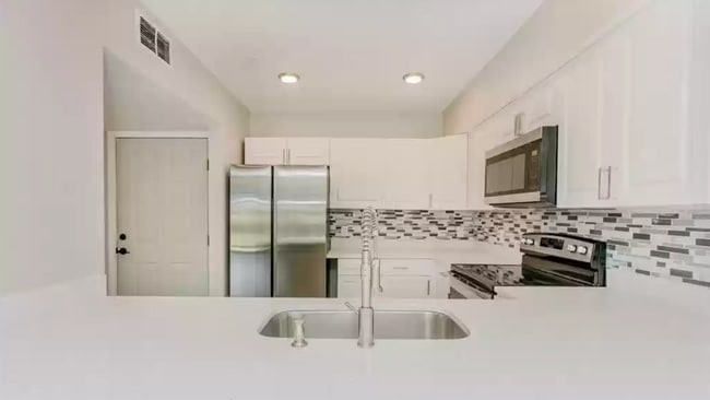 Building Photo - 813 Pinewood Ct Unit 813