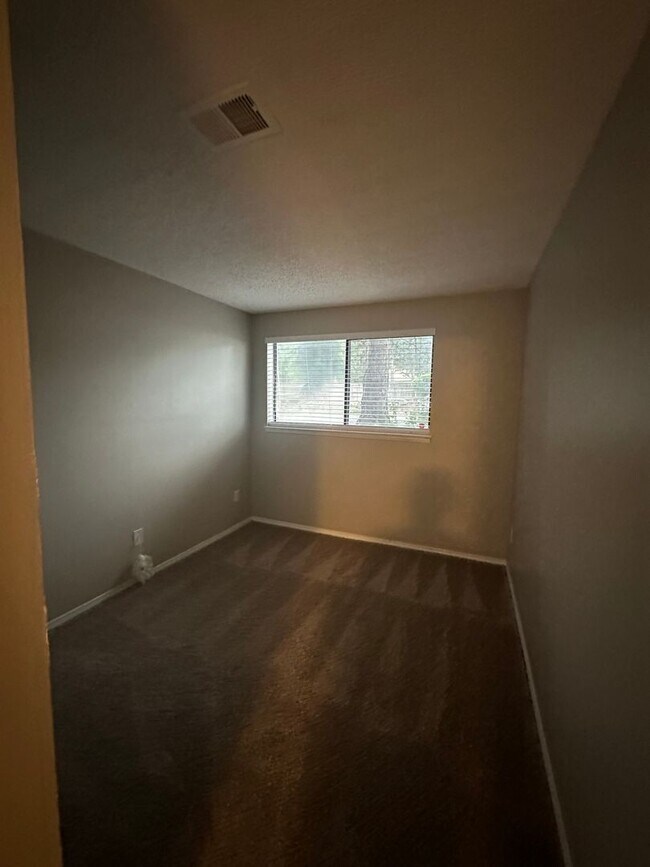 Photo - Spacious 2bed/2bath Apartment in unit W/D! $599 Move in special! Unit 107