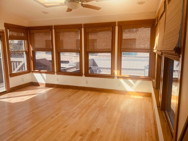 15' x 13' Backroom with 9 windows, 2 skylights and ceiling fan - 2014 W Fletcher St Unidad 2