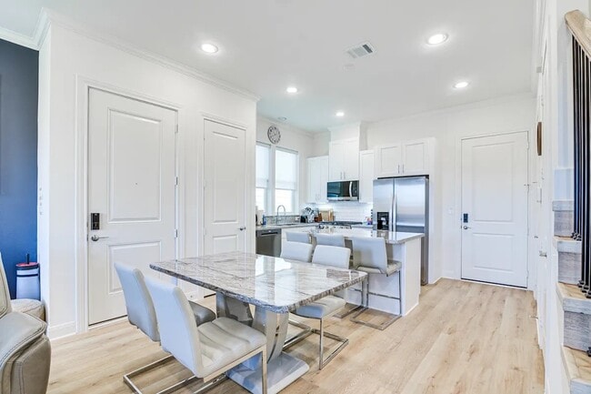 Photo - 5111 Briscoe St