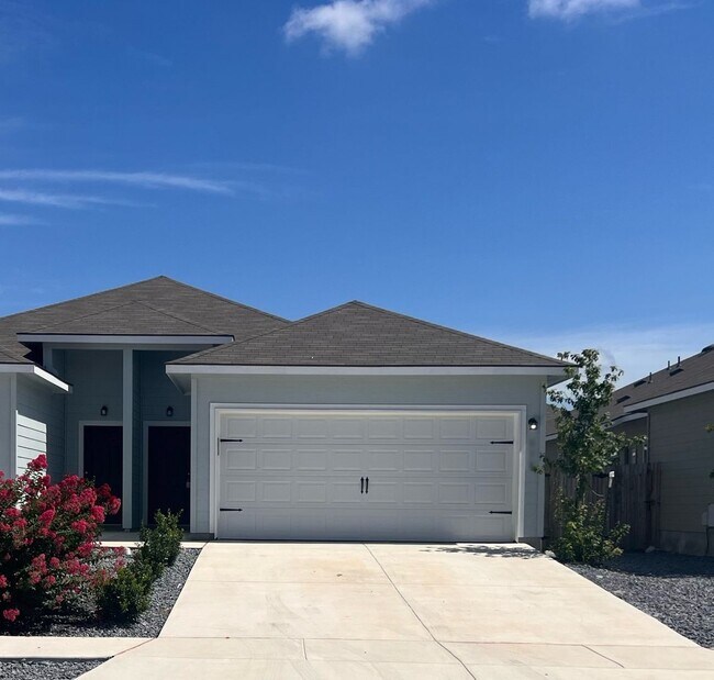 Building Photo - Luxury Duplex in Seguin!