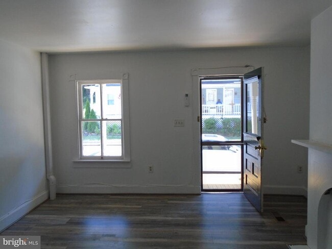 Photo - 8488 Main St