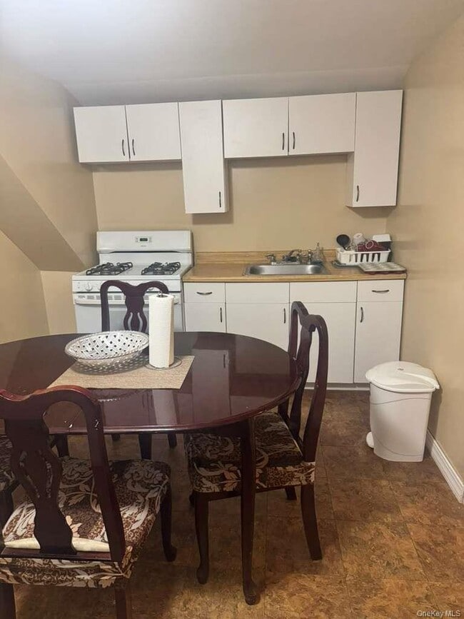 Building Photo - 108 Roberta St Unit 2