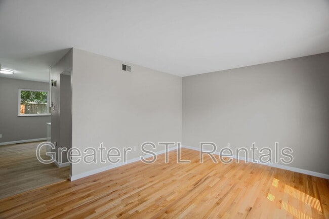 Photo - 2115 Campus Dr