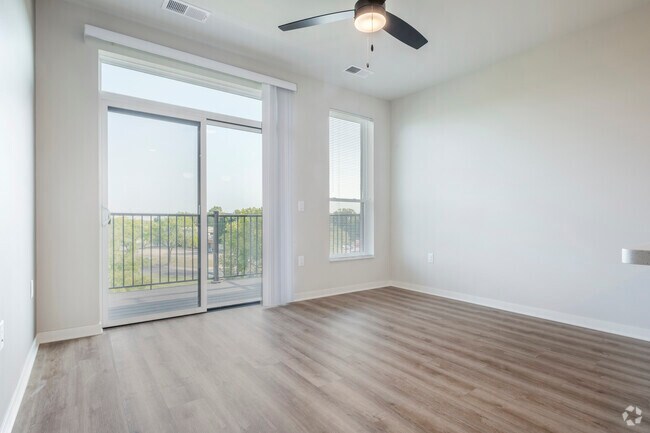 1BR, 1BA - 690SF - Living Room